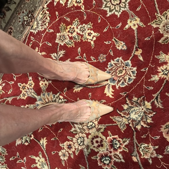 Manolo Blahnik NUDE pointed toe w/kitten heel!!💕💕💕 - Picture 5 of 6